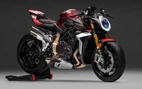Мотоцикл Agusta Brutale 1000 Serie Oro 2019 года на сером фоне
