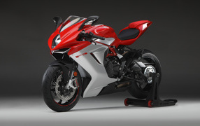 Красный мотоцикл  Agusta F3 800 2020 года на сером фоне