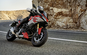 Гонщик на мотоцикле BMW F 900 XR, 2020 года