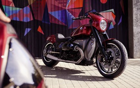 Большой красный мотоцикл BMW Motorrad Concept R182 