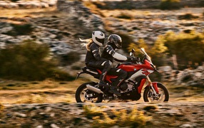 Пара на мотоцикле BMW S 1000 XR, 2020 года 