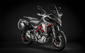 Мотоцикл Ducati Monster 1260 GT 2020 года на черном фоне