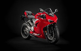 Красный мотоцикл Ducati Panigale V2 2020 года на черном фоне