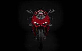 Красный мотоцикл Ducati Panigale V4 S 2020 года на черном фоне