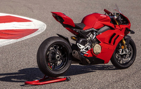 Красный мотоцикл Ducati Panigale V4 S  2020 года на асфальте 