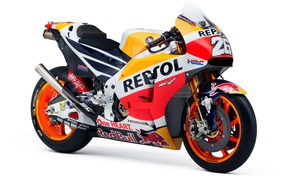 Мотоцикл гоночный honda на белом фоне