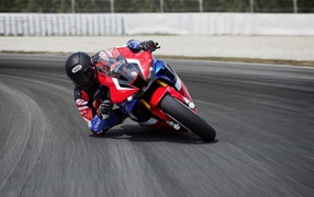 Мотоцикл Honda CBR1000RR-R Fireblade SP 2020 на кроссе