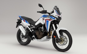 Мотоцикл Honda CRF 1000 D AFRICA TWIN, 2020 года на сером фоне