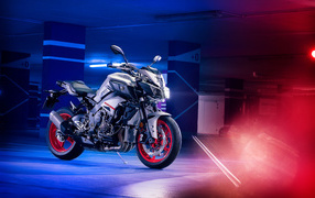 Мотоцикл Yamaha MT-10 2019 года на парковке