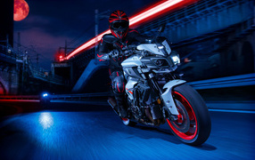 Мотоциклист на мотоцикле Yamaha MT-10, 2019 года