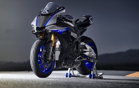 Мотоцикл Yamaha R1 на трассе 