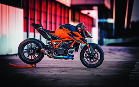 Мотоцикл KTM 1290 Super Duke R 2020 года 