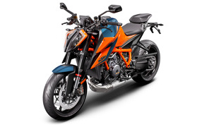 Мотоцикл KTM 1290 Super Duke R 2020 года на белом фоне