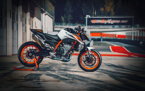 Мотоцикл KTM 890 Duke R 2020 года 