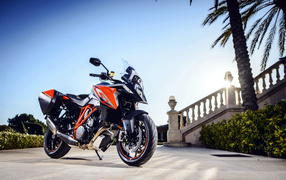 Мотоцикл KTM на фоне голубого неба