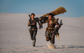 Персонажи фильма Охотник на чудовищ бегут по пустыне