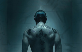 Персонаж фильма Джон Уик с татуировками на спине