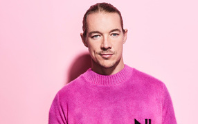 Американский диджей Дипло на розовом фоне