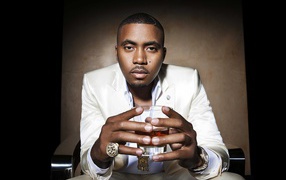 Американский рэпер Нас с стаканом в руках