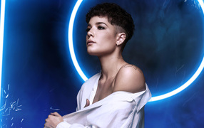 Американская певица Холзи в белой рубашке