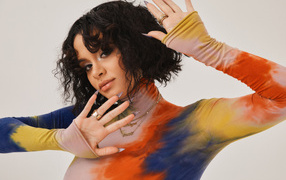 Американская певица Кейлани с длинными ногтями