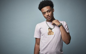 Американский певец, рэпер Luh Kel на сером фоне