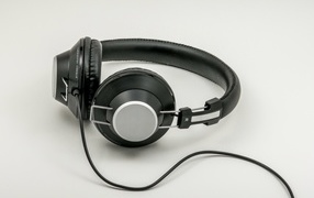 Большие черные наушники на сером фоне