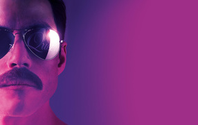 Легендарный певец Фредди Меркьюри на розовом фоне