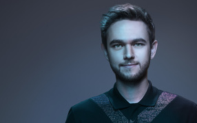 Мужчина, немецкий диджей Zedd на сером фоне
