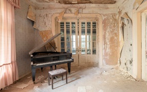 Старая заброшенная квартира с роялем 