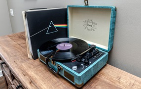 Старый патефон с пластинками на комоде 