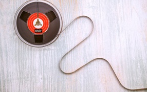 Старая катушка бобины с пленкой на столе