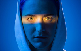 Интернет знаменитость Ninja Youtube на голубом фоне