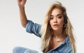 Популярная певица Рита Ора на сером фоне