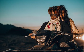 Рэпер Juice WRLD с девушкой на квадроцикле