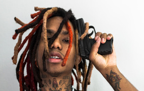 Рэпер Lil Gnar  с пистолетом в руке