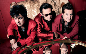 Рок группа Green Day в красных костюмах