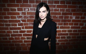 Российская певица Елена Темникова на фоне стены 