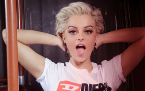 Певица Биби Рекса с открытым ртом