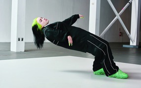 Певица Билли Айлиш в черном спортивном костюме 