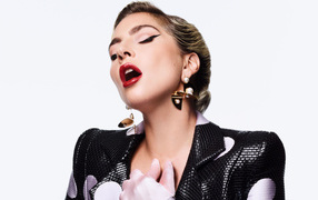 Певица Леди Гага в закрытыми глазами на белом фоне