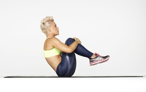 Певица Пинк занимается гимнастикой на белом фоне