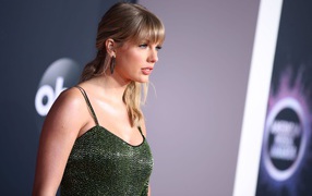 Певица Тейлор Свифт в блестящем платье 