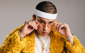 Стильный певец Bad Bunny на сером фоне
