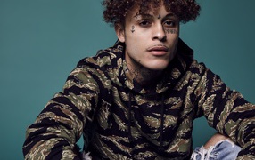 Молодой американский рэпер Lil Skies с татуировками на теле
