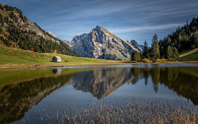 Красивый вид на прозрачное горное озеро под голубым небом 