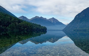 Прозрачная вода в горном озере  на рассвете