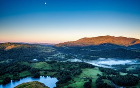 Туман над горной природой на рассвете 
