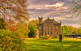 Большой трехэтажный дом в зеленом парке