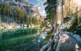 Красивый вид на холодную реку и заснеженные горы